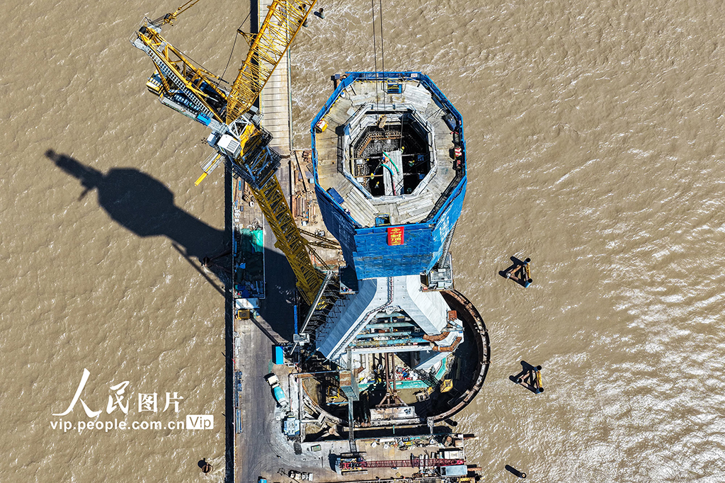 浙江：杭州湾跨海铁路大桥南航道桥首座主塔封顶【7】
