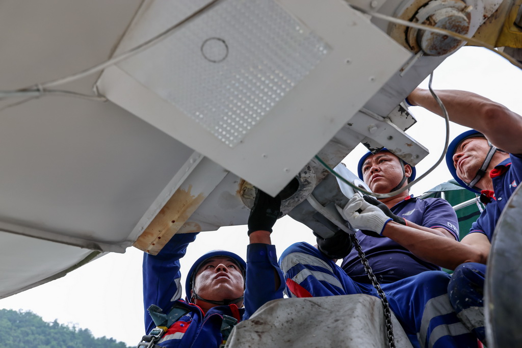 5月6日，工作人员更换馈源舱的锚固接头。