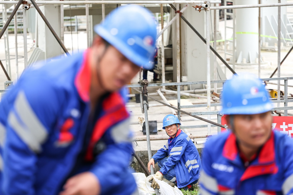 5月6日，工作人员将馈源驱动钢丝绳装入卷扬机。