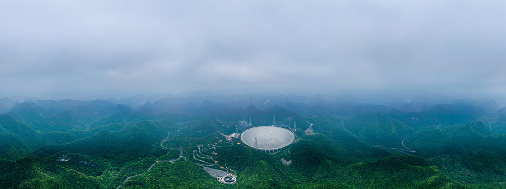 5月6日拍摄的“中国天眼”全景（无人机全景照片，维护保养期间拍摄）。