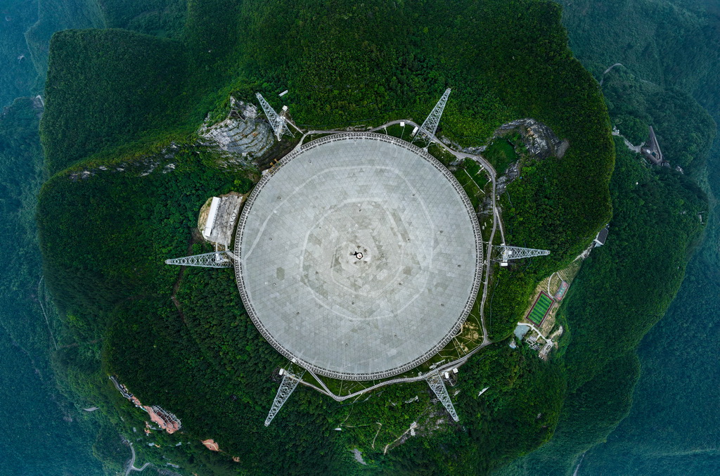 5月6日拍摄的“中国天眼”全景（无人机全景照片，维护保养期间拍摄）。