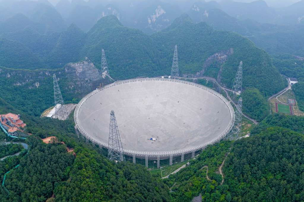 5月6日拍摄的“中国天眼”全景（无人机全景照片，维护保养期间拍摄）。