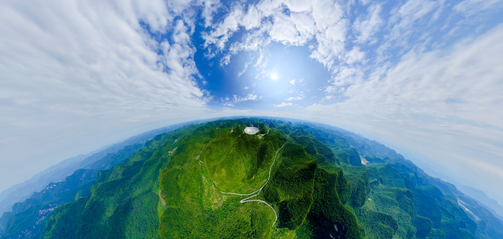 5月7日拍摄的“中国天眼”全景（无人机全景照片，维护保养期间拍摄）。