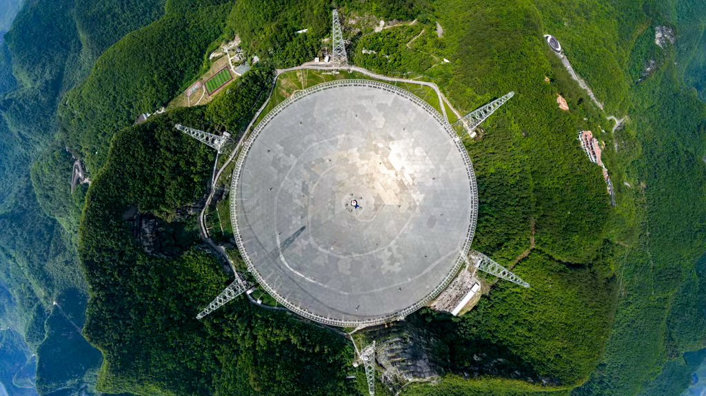 5月7日拍摄的“中国天眼”全景（无人机全景照片，维护保养期间拍摄）。