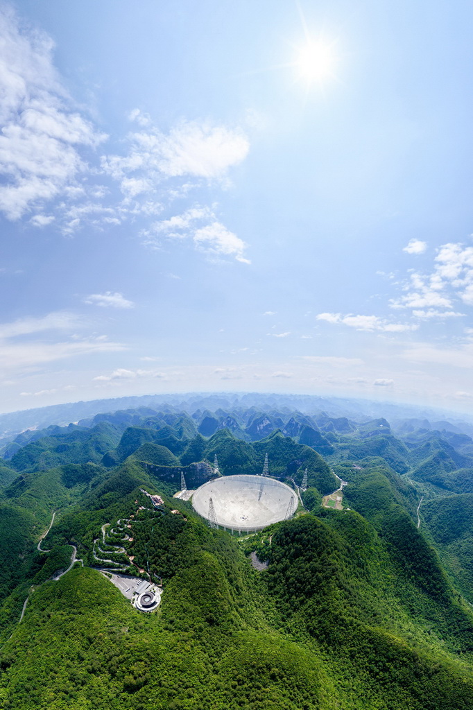 5月7日拍摄的“中国天眼”全景（无人机全景照片，维护保养期间拍摄）。
