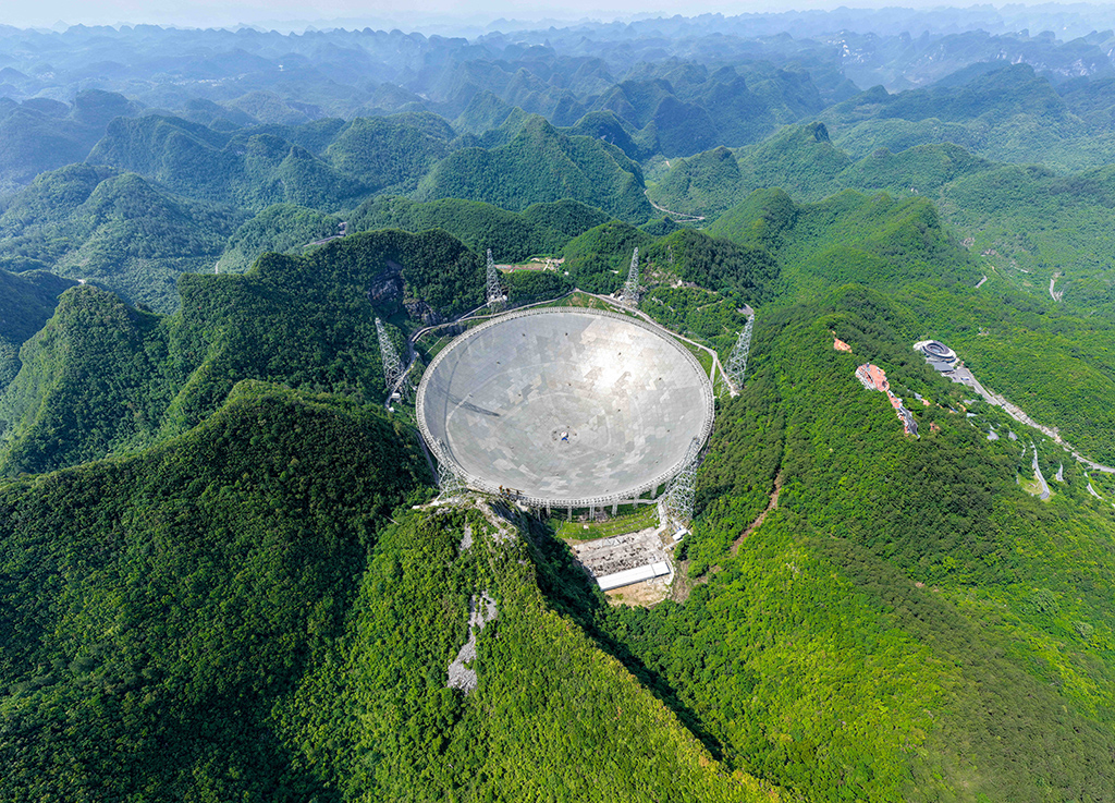 5月7日拍摄的“中国天眼”全景（无人机照片，维护保养期间拍摄）。