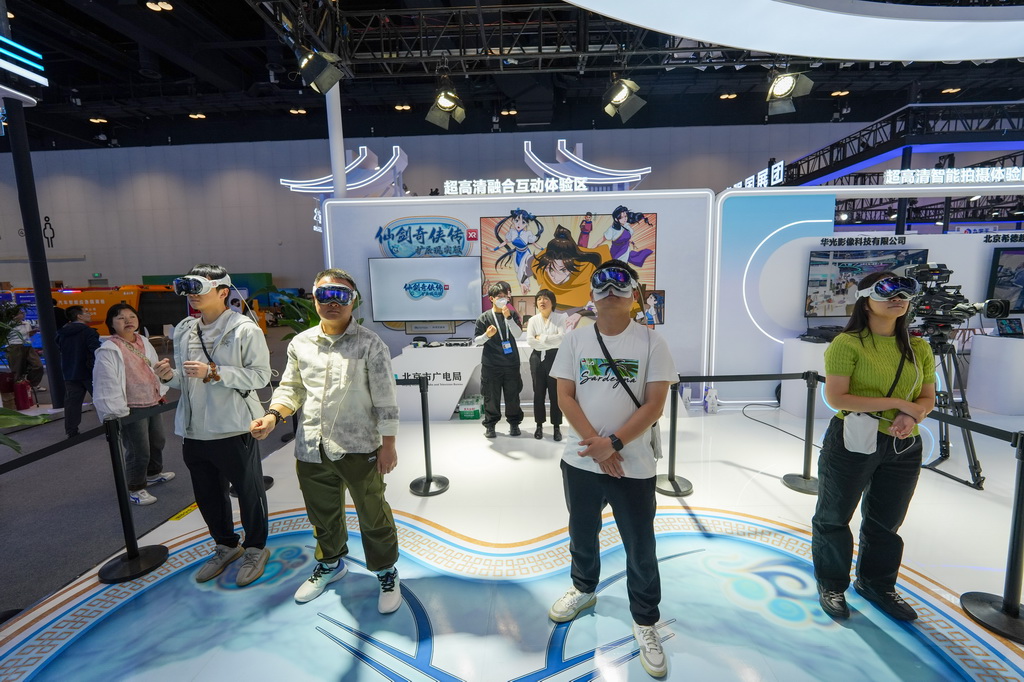 5月8日,观众在第二十八届北京科博会上体验VR游戏。