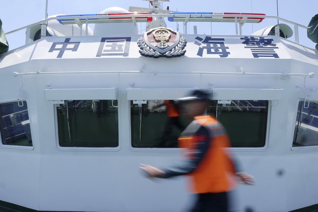 5月5日，海警川山舰执法员叶预元在综合维权执法训练中。新华社记者 陈斌 摄