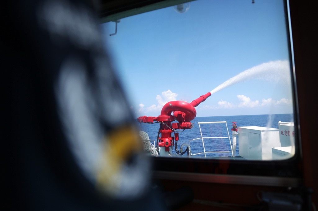 5月5日，海警川山舰在南海黄岩岛海域进行水炮喷射演练。新华社记者 陈斌 摄