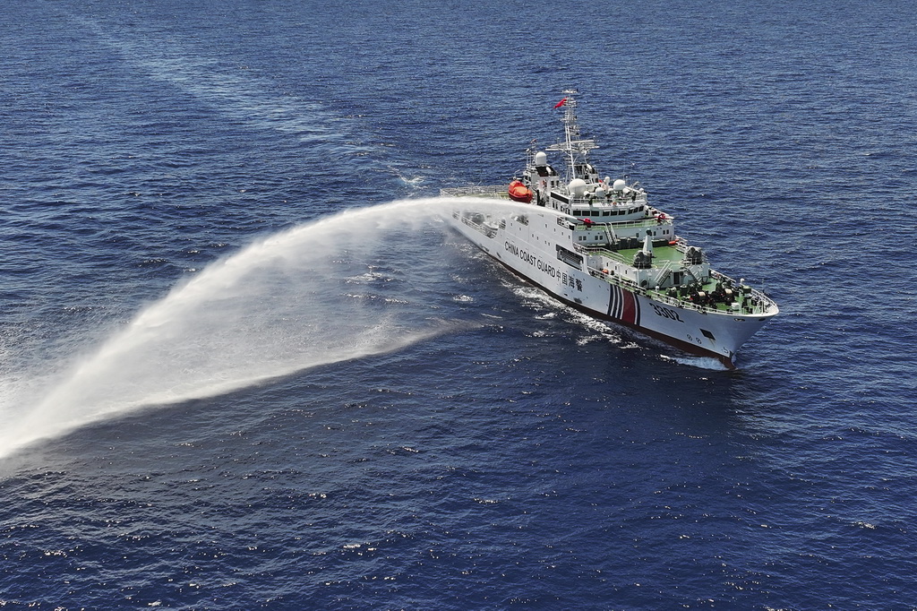 5月5日，海警川山舰在南海黄岩岛海域进行水炮喷射演练（无人机照片）。新华社记者 陈斌 摄