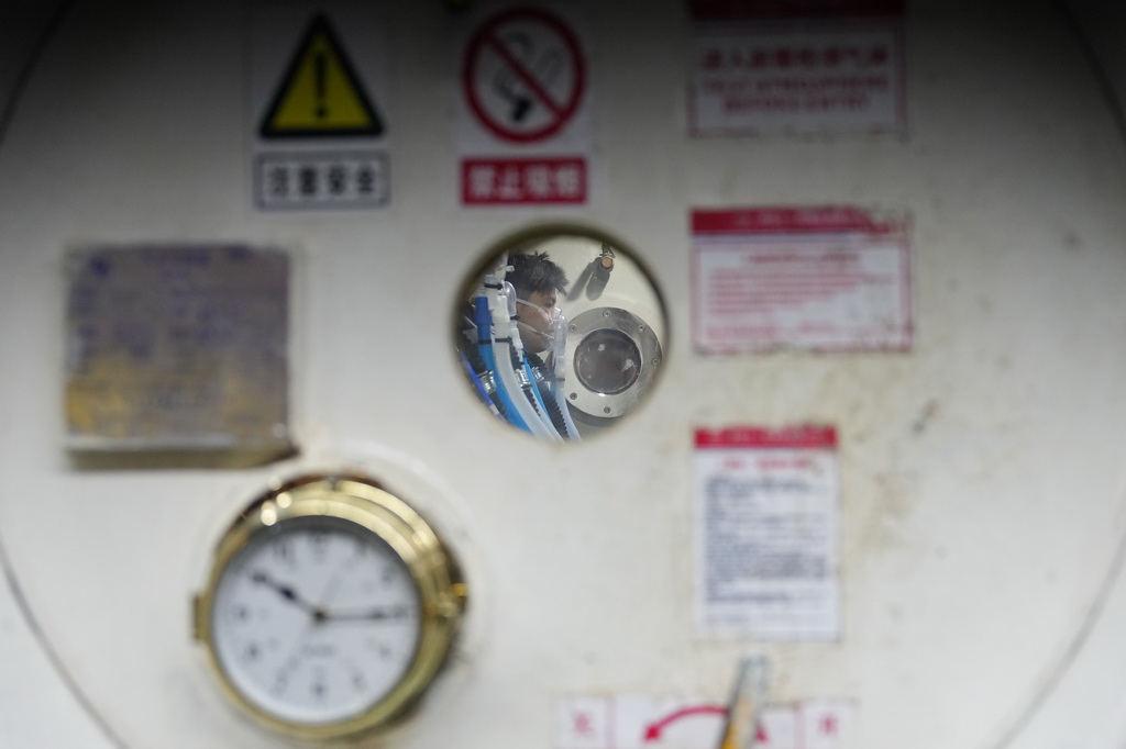 5月8日，中鐵十一局工程技術人員在甬舟鐵路金塘海底隧道舟山側應用“三元混合氣”盾構帶壓作業裝備。