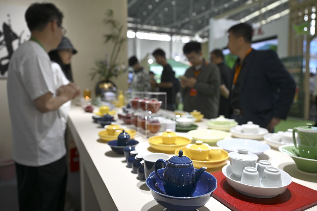 5月8日，参观者在第十八届安徽国际茶产业博览会上挑选茶具。