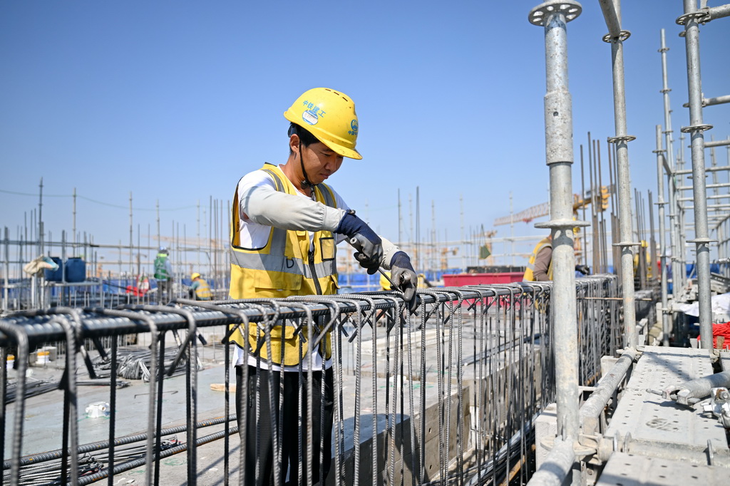 5月8日，中铁建工集团工人在雄安新区大学城疏解配套二期项目住宅部分建设现场捆绑钢筋。