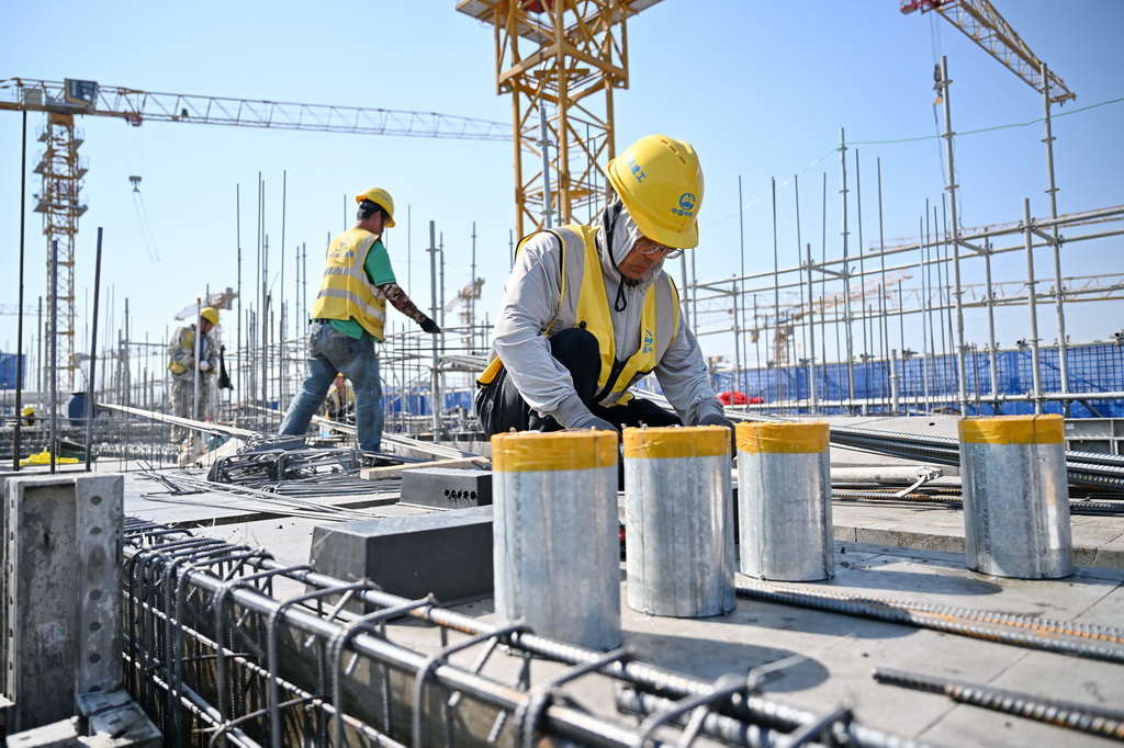 5月8日，中铁建工集团工人在雄安新区大学城疏解配套二期项目住宅部分建设现场作业。