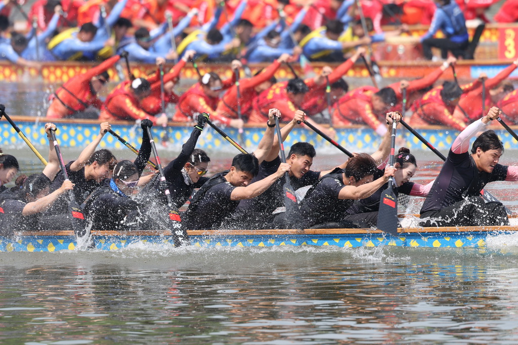 5月10日，聊城大學龍舟隊參賽選手在U24混合組200米直道賽決賽中。他們獲得第一名。