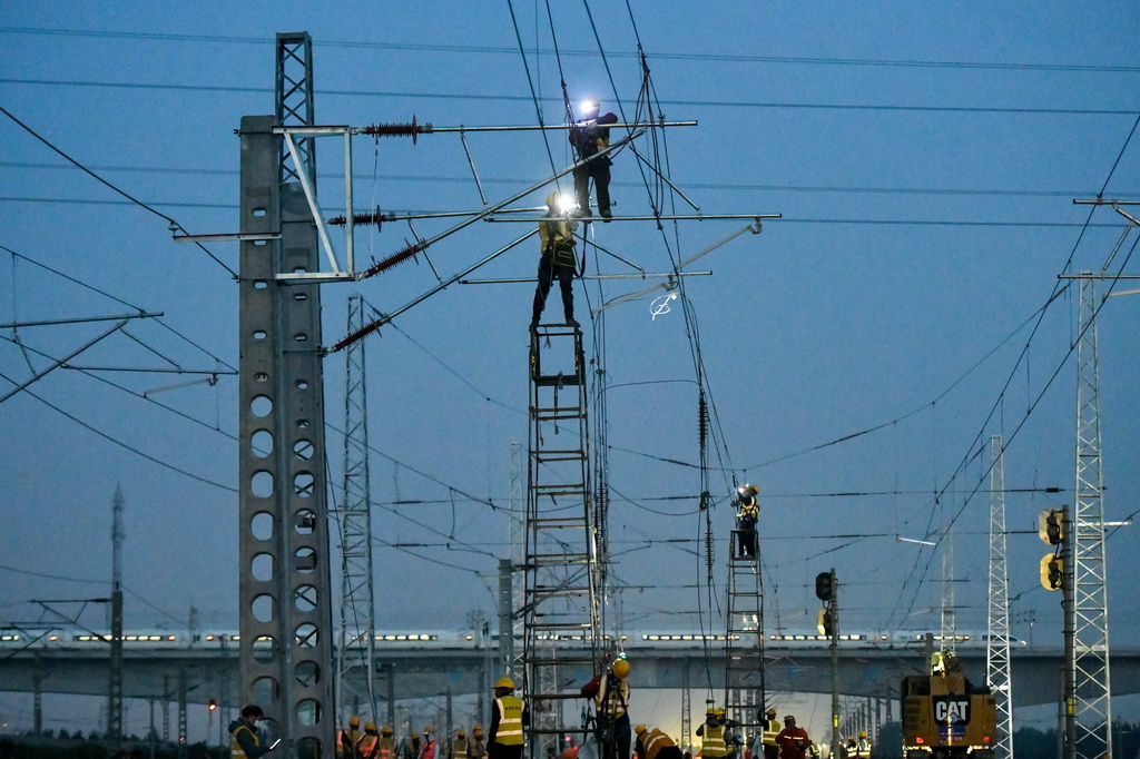 5月11日，中铁十四局工程人员在京九铁路聊城北站上行线改建工程现场施工作业。