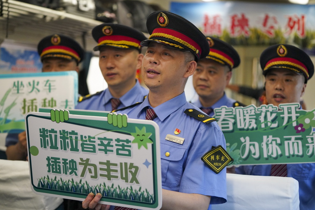 5月13日，乘务人员在K5153次“插秧专列”上为乘客表演文艺节目。