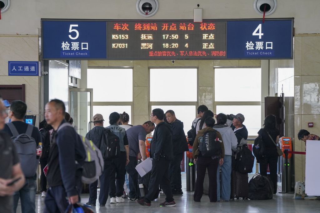 5月13日，乘客在哈尔滨东站准备进站，搭乘K5153次“插秧专列”出行。