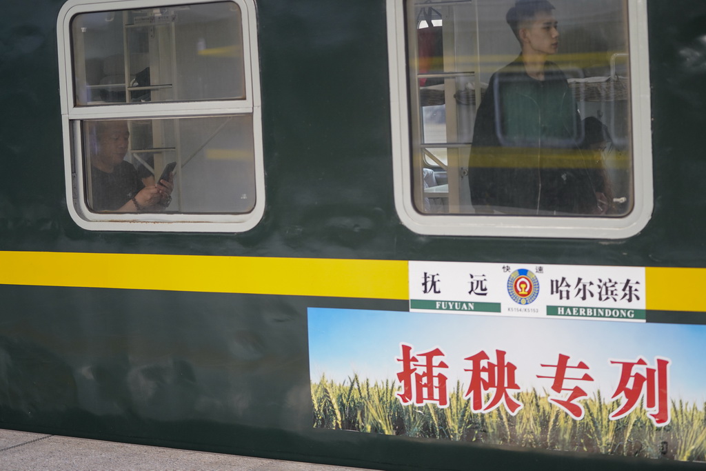 5月13日，乘客在哈尔滨东站搭乘K5153次“插秧专列”准备出行。