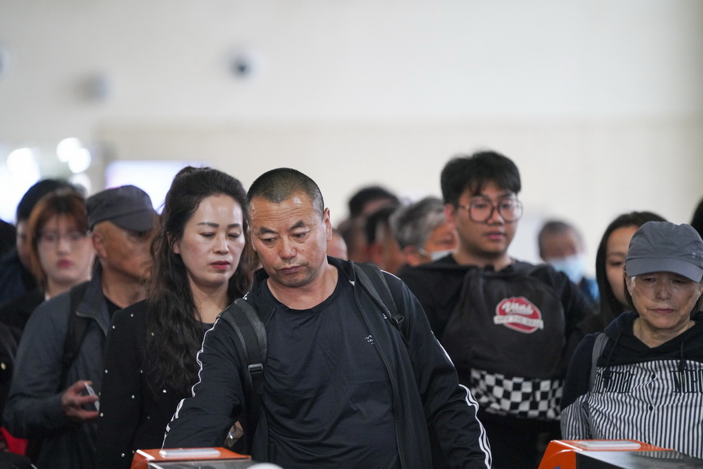 5月13日，乘客在哈尔滨东站进站搭乘K5153次“插秧专列”出行。