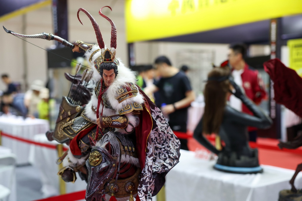 5月14日，观展者在文化产业展区观看模玩手办。