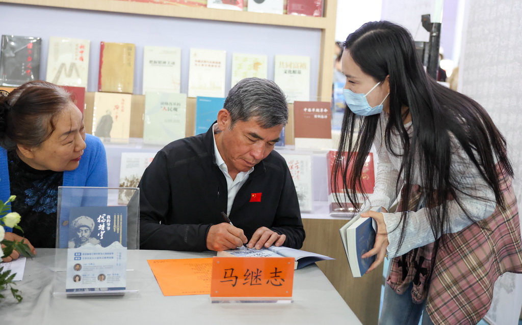 5月14日，杨靖宇之孙马继志在现场为读者签售《我的爷爷杨靖宇》。