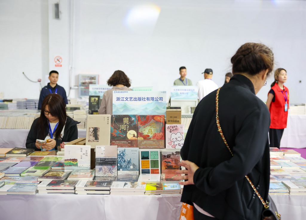 5月14日，观展者在现场选购书籍。