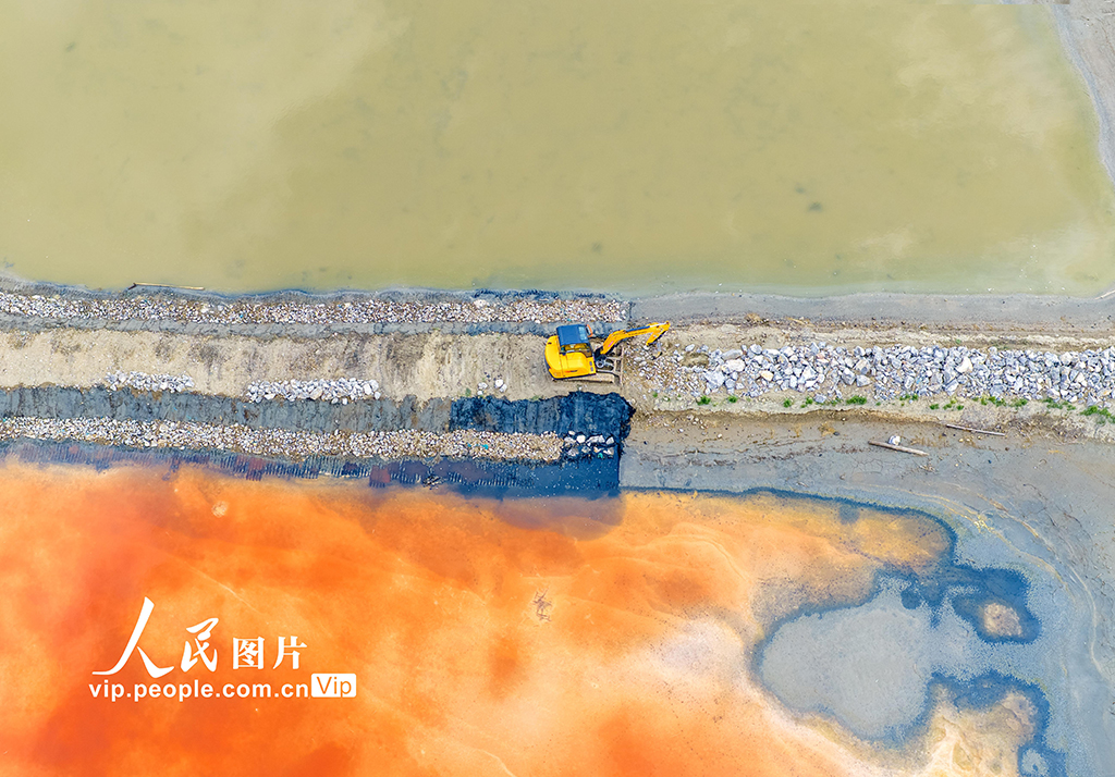 山西运城：盐湖堤埝加固施工忙【2】