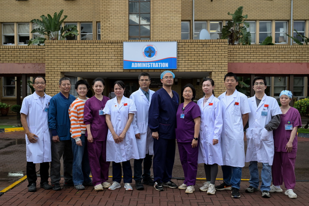 5月5日，中国（福建）第17批援博茨瓦纳医疗队部分队员在博茨瓦纳首都哈博罗内的玛丽娜公主医院合影。