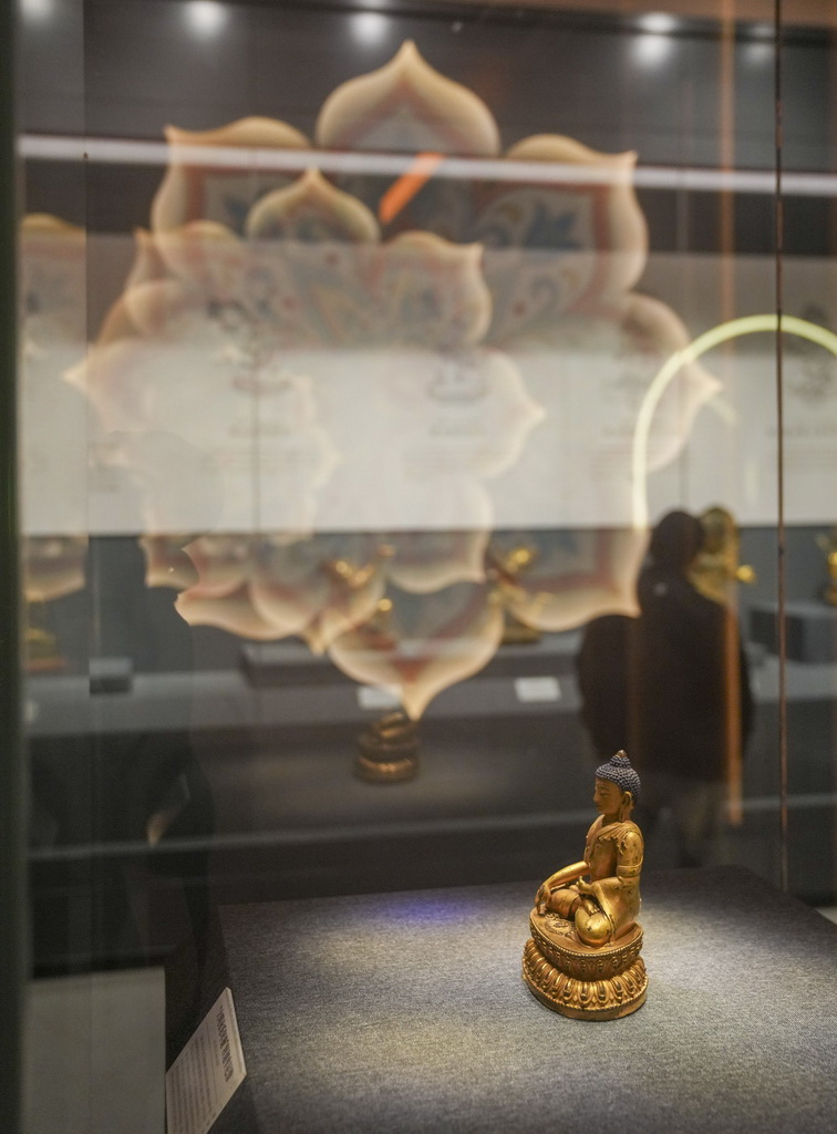 5月18日拍摄的文物精品展上的“大明永乐年施”释迦牟尼像。
