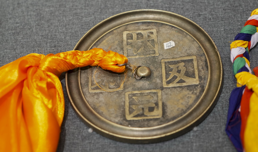5月18日拍摄的文物精品展上的“状元及第”铭文铜镜。