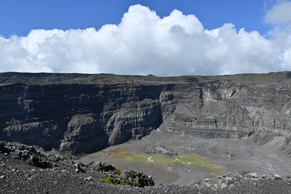 这是5月17日拍摄的科摩罗卡尔塔拉火山一景。