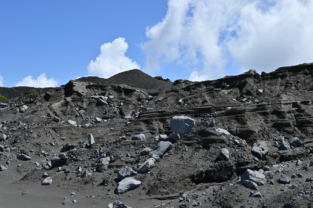 这是5月17日拍摄的科摩罗卡尔塔拉火山一景。