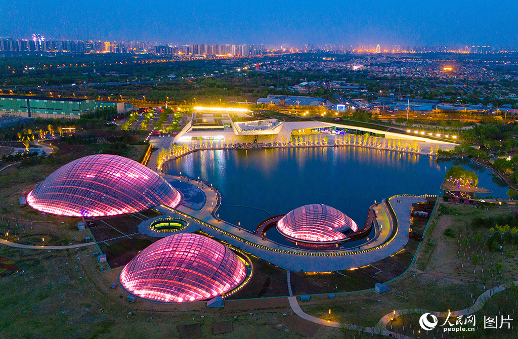 2026年5月18日晚，夜幕降临，山西太原植物园灯火璀璨。这里既是市民学习植物知识的科普园地，也是近郊出游、休闲放松的理想去处。人民网记者 王帆摄