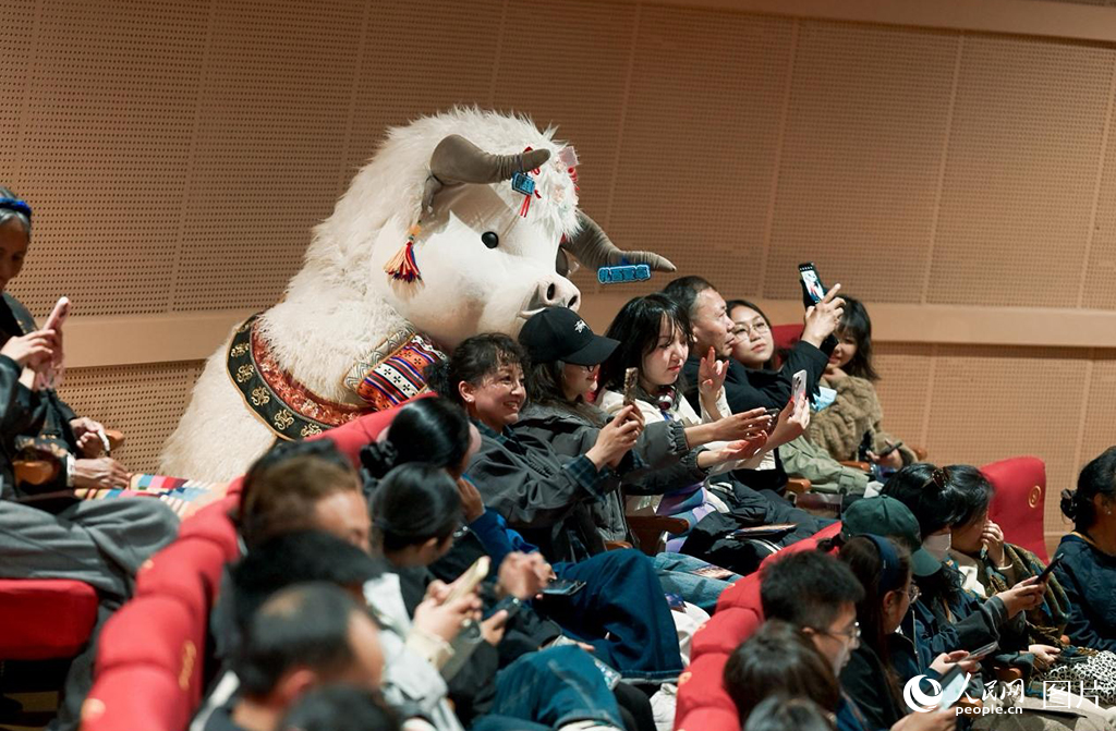 2026年5月17日，在大型歌舞剧《扎西夏卓》首演现场，拉萨文旅吉祥物“吉吉”“曲曲”与观众欢乐自拍，生动演绎了文化演出与旅游体验的深度融合。人民网记者 次仁罗布摄