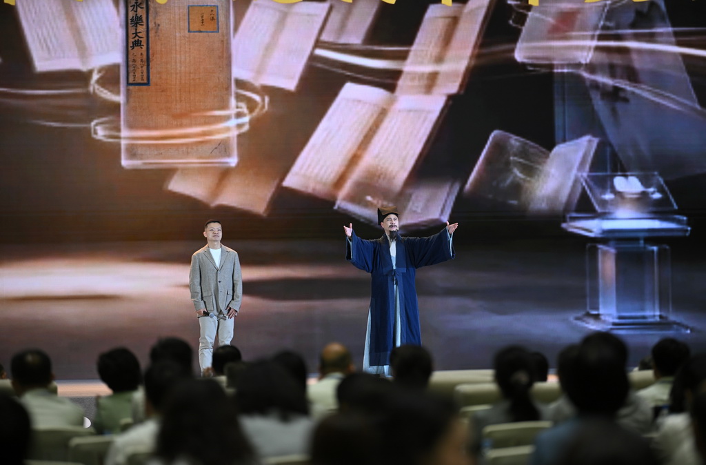 这是主论坛上的主题分享《古籍与君又相逢》（5月19日摄）。