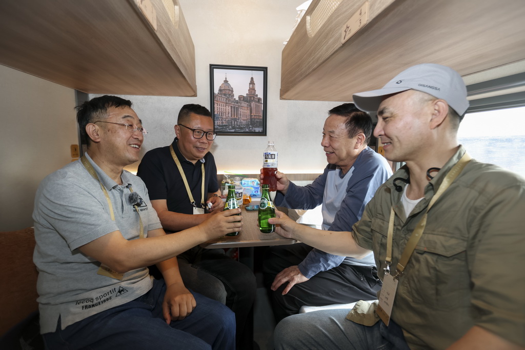 5月19日，旅客在四人间里聊天。