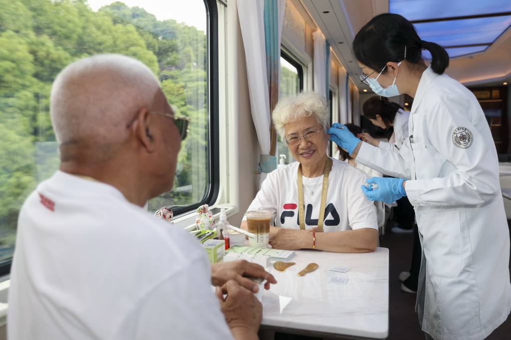 5月19日，浙江省中医院医务人员在车上进行中医义诊。