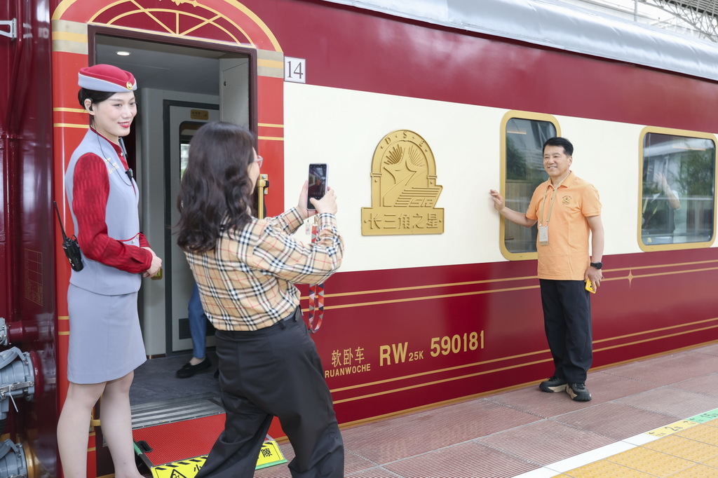 5月19日，旅客在登車前拍照。