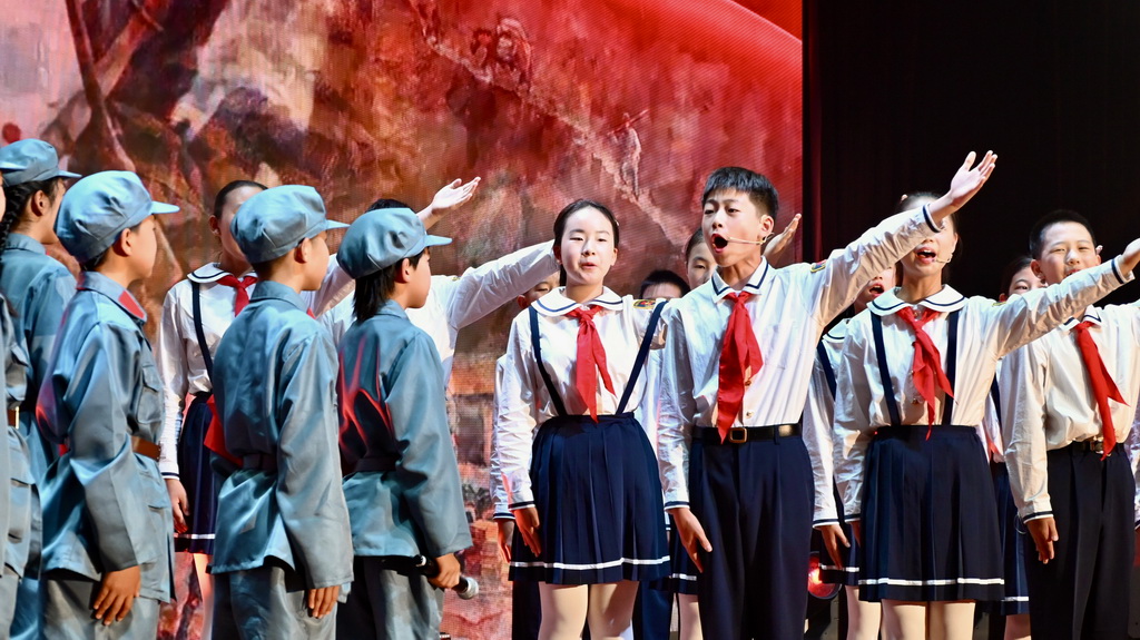 5月19日，北京市海澱區羊坊店第四小學的學生在開幕式現場表演朗誦《致90年前的你》。