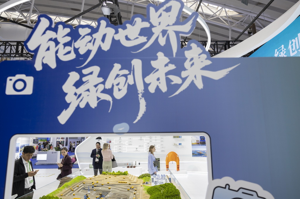 5月18日，参会者在第十届中国—俄罗斯博览会上参观。新华社记者 张涛 摄