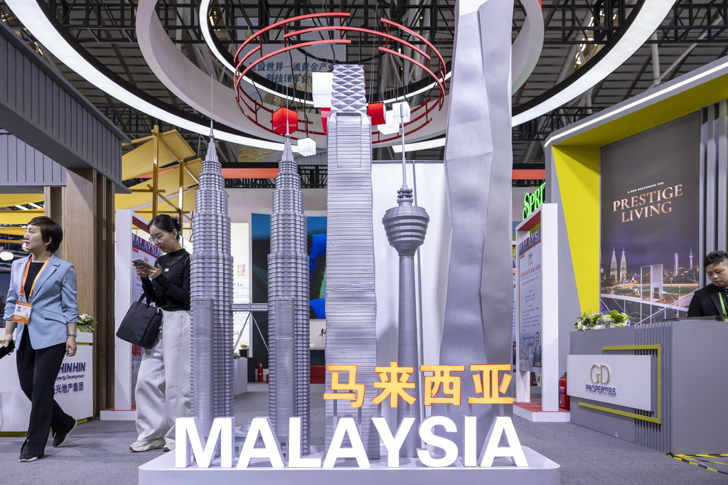 5月19日，参会者在第十届中国—俄罗斯博览会上参观马来西亚展区。新华社记者 张涛 摄