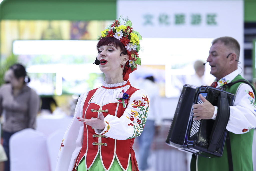 5月18日，演员在第十届中国—俄罗斯博览会现场表演。新华社记者 张涛 摄