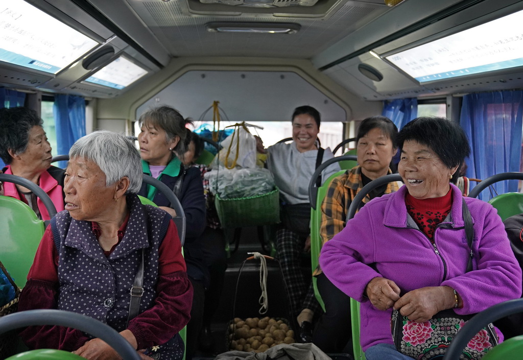在“菜農專線”公交車上，菜農們閑聊家常（5月9日攝）。