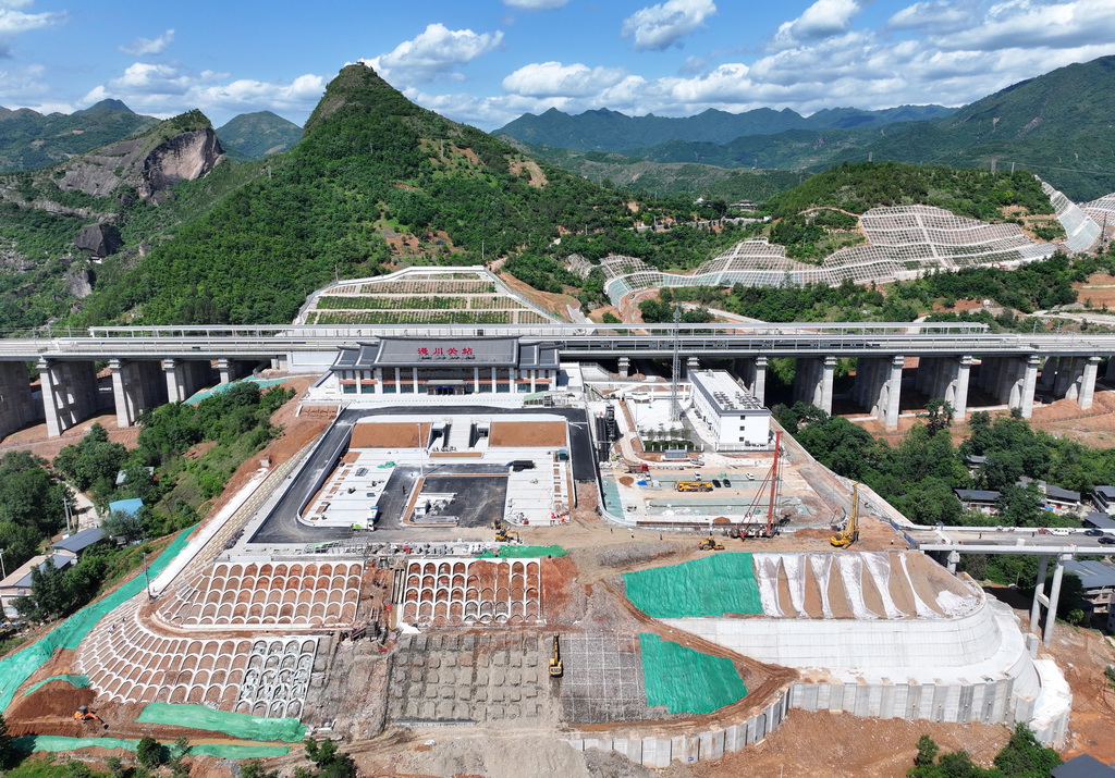 西十高鐵漫川關站建設中的站前廣場配套工程（5月20日攝，無人機照片）。