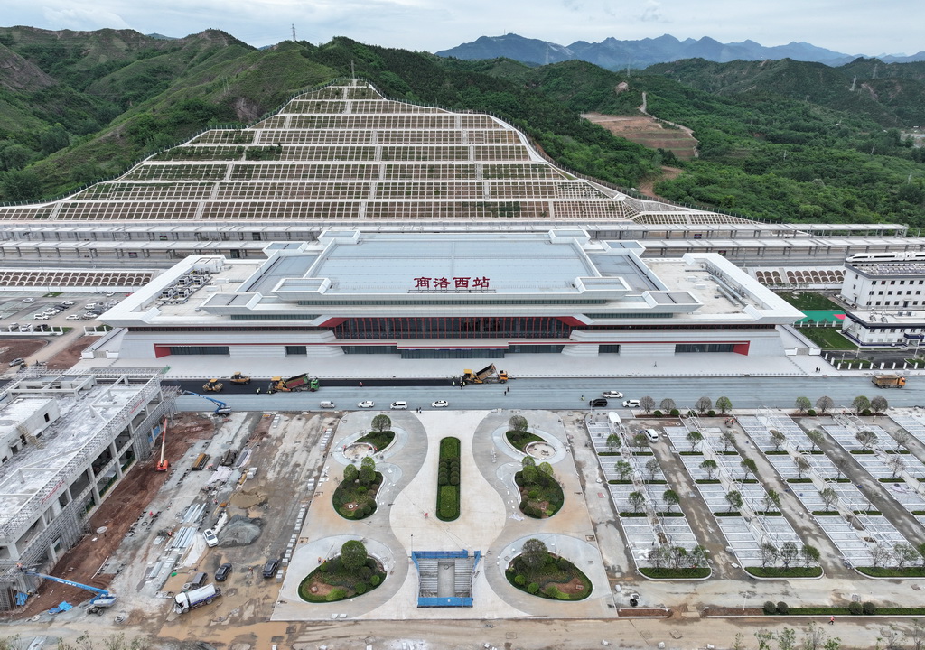 西十高鐵商洛西站建設中的站前廣場配套工程（5月19日攝，無人機照片）。