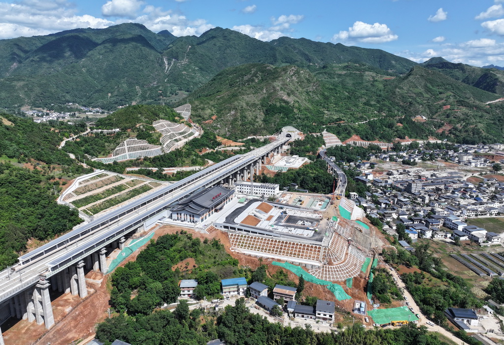 俯瞰西十高鐵漫川關站（5月20日攝，無人機照片）。