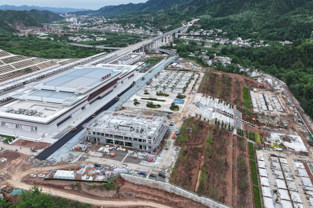 西十高鐵商洛西站建設中的站前廣場配套工程（5月19日攝，無人機照片）。