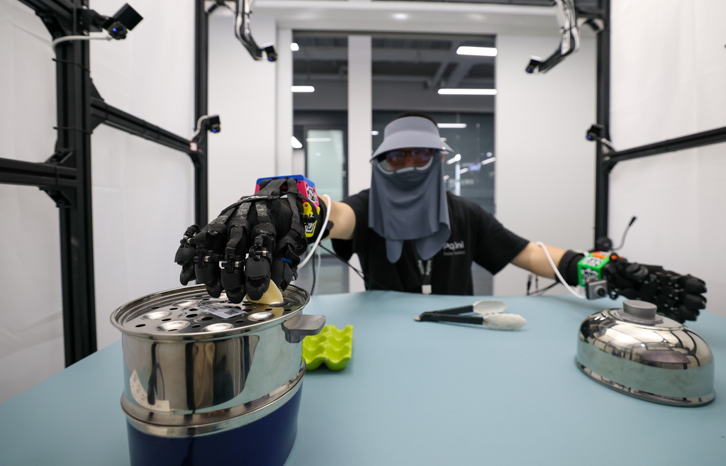 5月20日，在天津空天数字产业园帕西尼具身智能超级数据工厂，数据采集员佩戴传感器设备进行家庭场景数据采集。