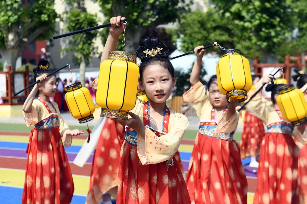 5月21日，在山东省日照市东港区第一小学，学生进行中华优秀传统文化进校园成果展演。